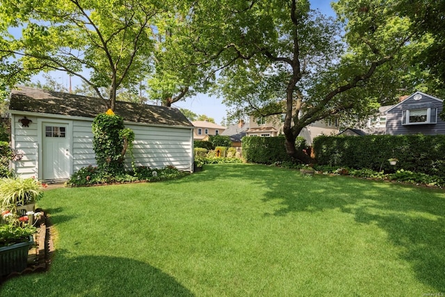 view of yard with an outbuilding