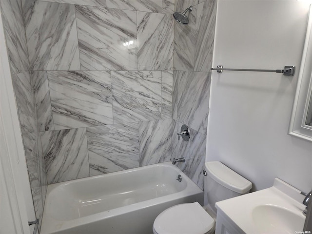 bathroom with toilet and tiled shower / bath