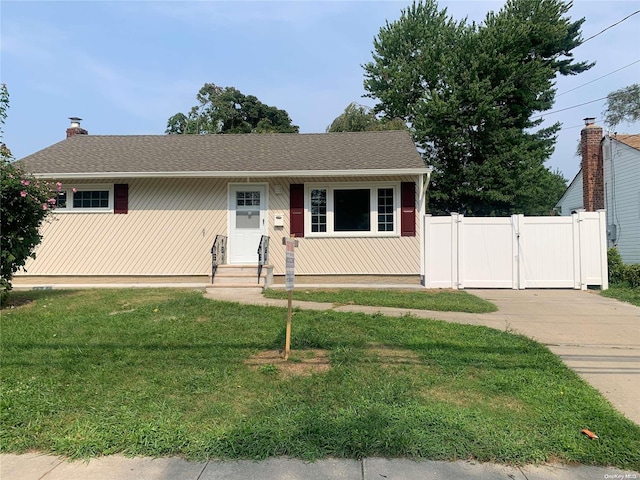 view of front of property featuring a front lawn