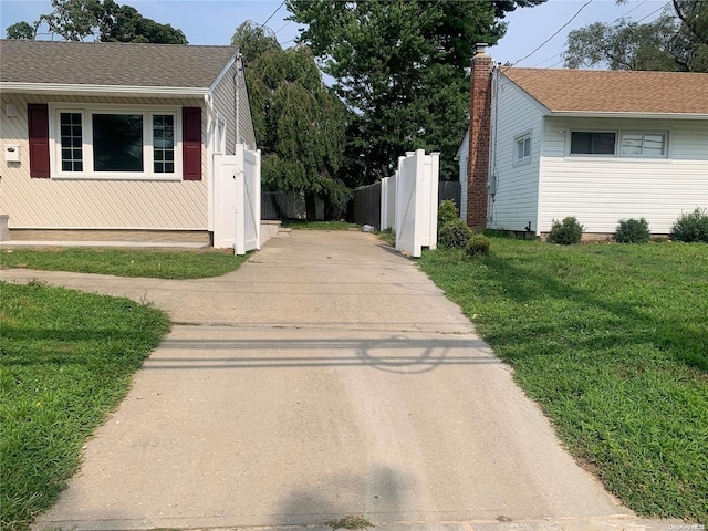 view of side of property featuring a lawn