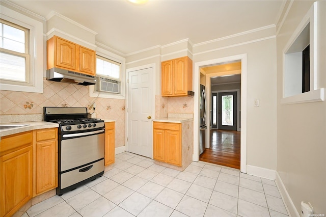 kitchen with tasteful backsplash, stainless steel appliances, a wealth of natural light, and crown molding