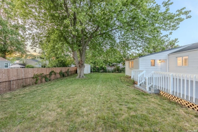 view of yard featuring a shed