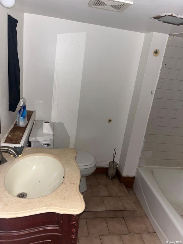 bathroom featuring tile patterned floors, vanity, toilet, and a bathtub