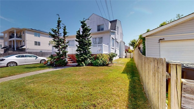 view of front of house featuring a front yard