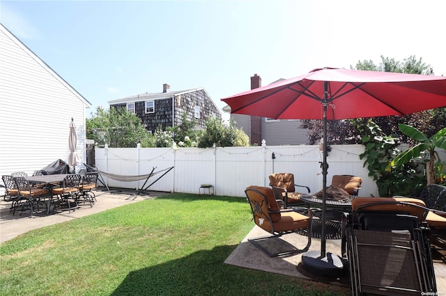 view of yard featuring a patio area