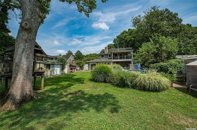 view of yard featuring an outbuilding