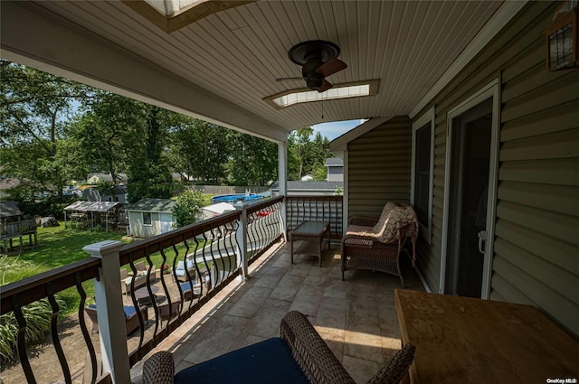 balcony featuring ceiling fan