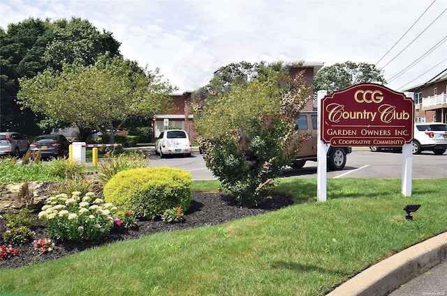 community sign with a lawn