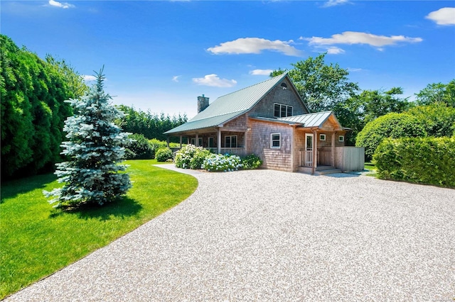 view of front of home featuring a front yard