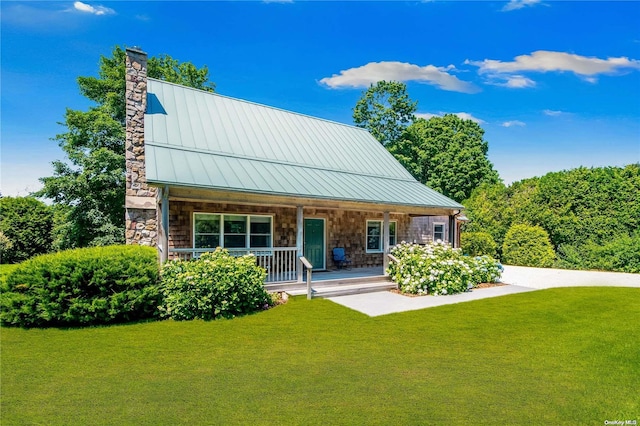 view of front of house featuring a front yard and a porch