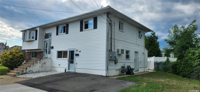 view of front facade featuring a front lawn