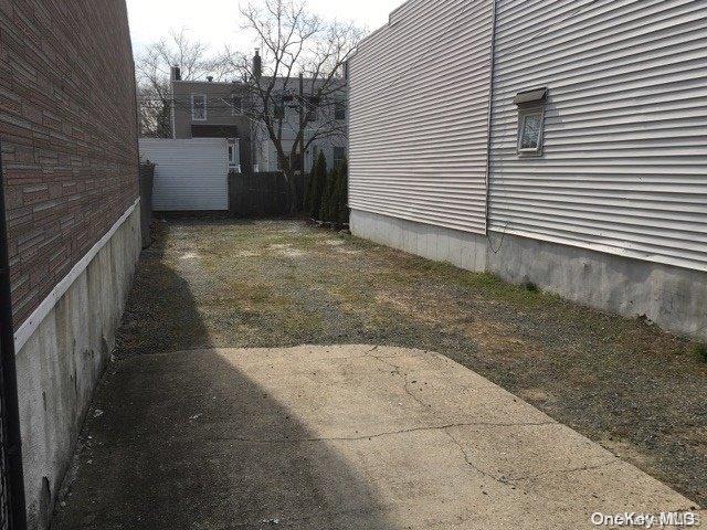 Listing photo 3 for 73-30 72nd St, Glendale NY 11385