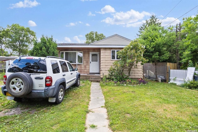 view of front of property featuring a front yard