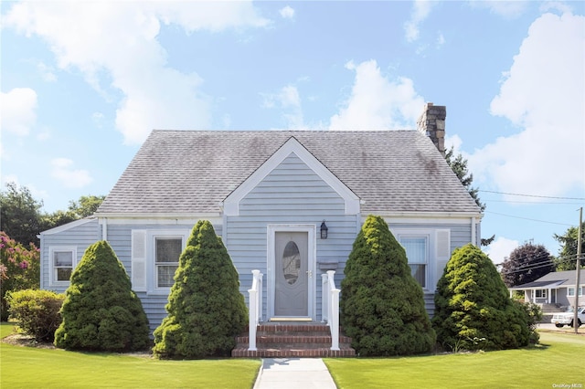 view of front facade with a front yard