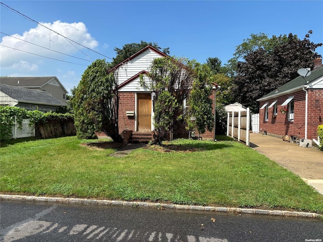 view of front of home with a front lawn