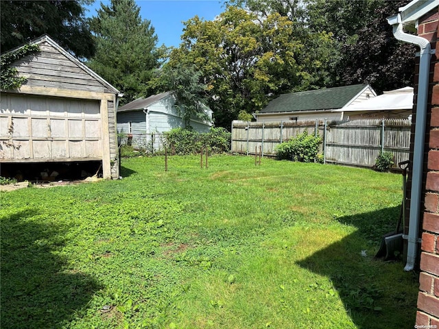 view of yard with an outbuilding