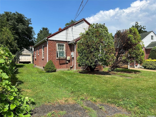 view of front facade with a front yard