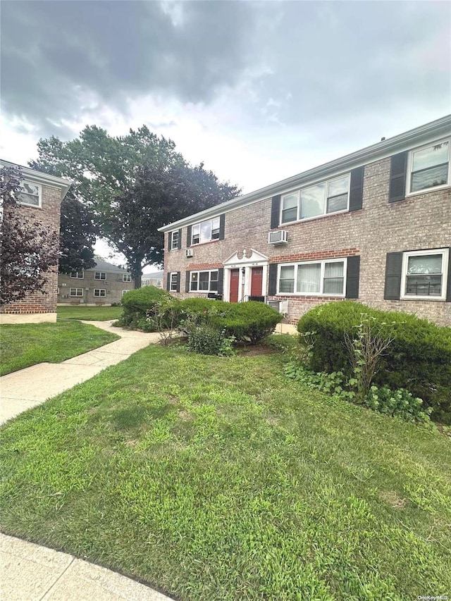 view of front of property featuring a front lawn