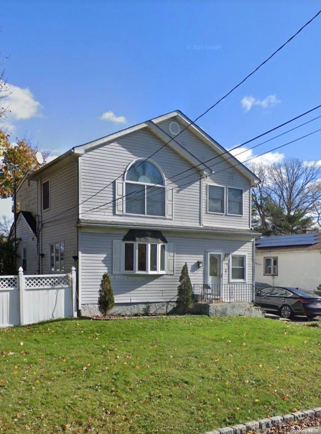 view of front facade featuring a front yard