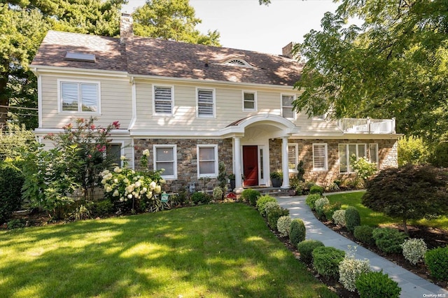 colonial house featuring a front yard