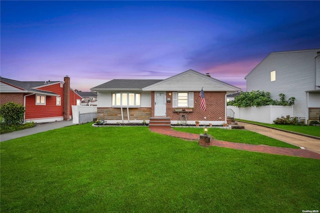 view of front of property featuring a yard