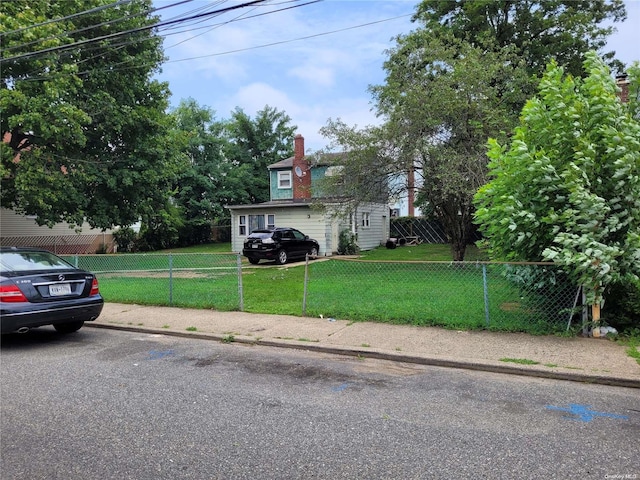 view of front facade featuring a front lawn