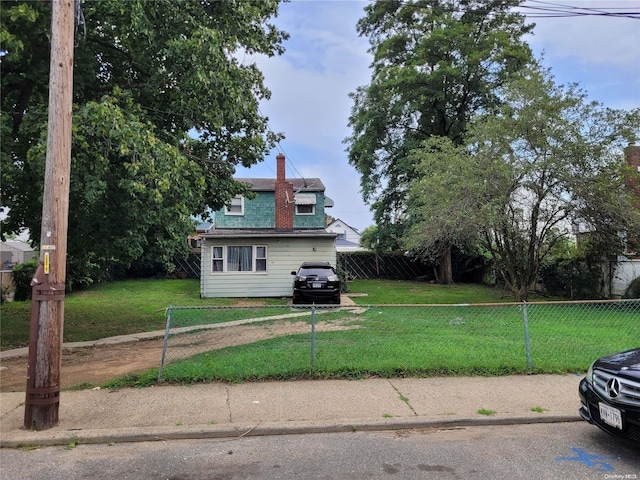 view of front of property featuring a front yard