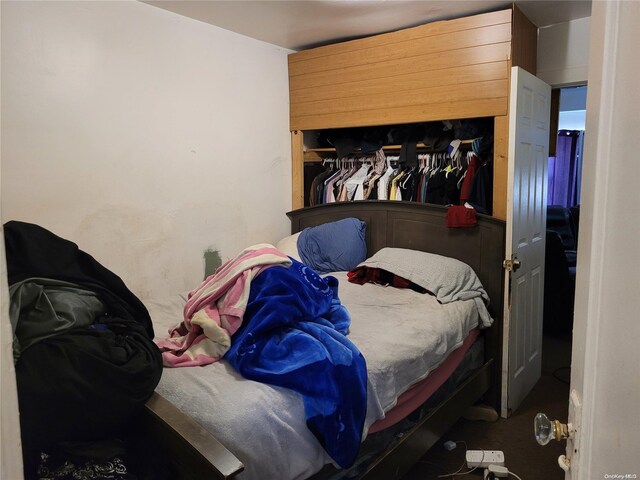 bedroom featuring a closet