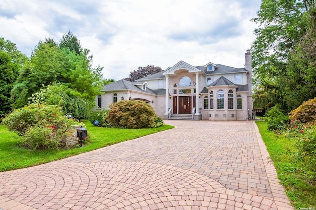 view of front of home featuring a front yard