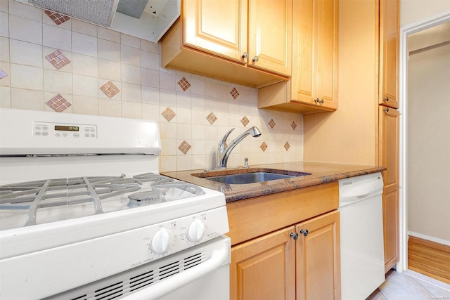 kitchen featuring sink, tasteful backsplash, range hood, white appliances, and light tile patterned floors