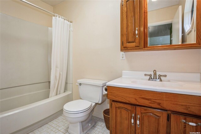 full bathroom featuring vanity, toilet, shower / bath combo, and baseboards
