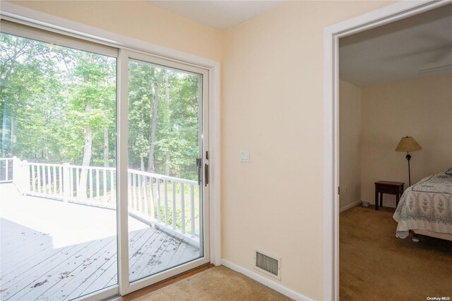 entryway featuring carpet and baseboards