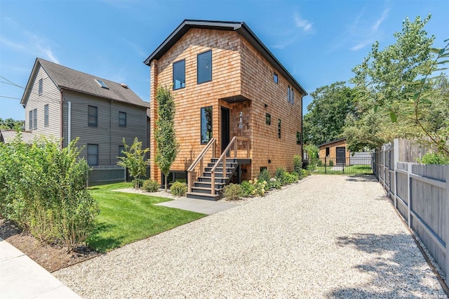 view of front property featuring a front lawn