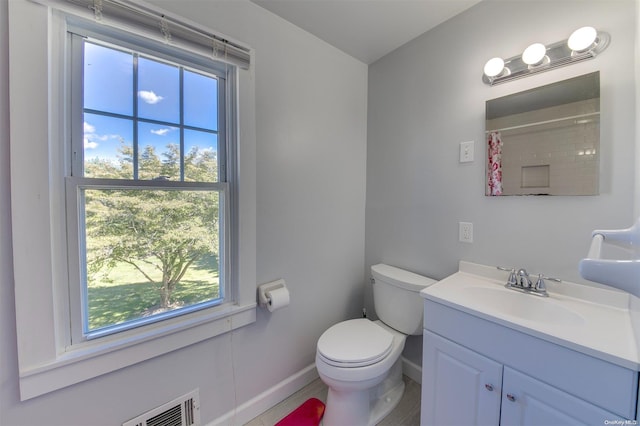 bathroom with a shower with curtain, vanity, and toilet