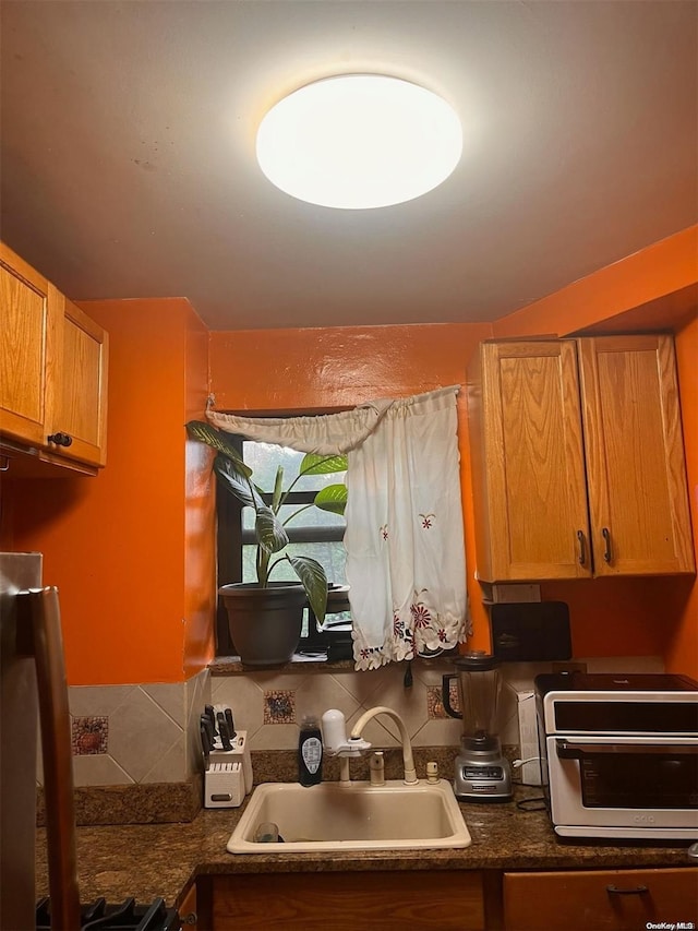 kitchen with backsplash and sink