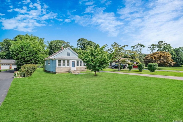 view of front of house featuring a front lawn