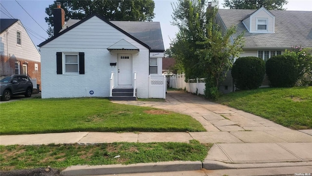 view of front of home featuring a front lawn