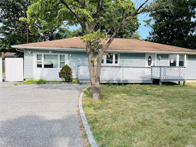 single story home featuring a front lawn