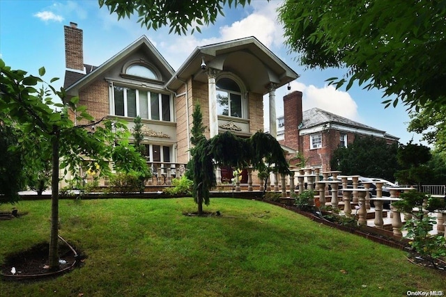 view of front facade with a front yard