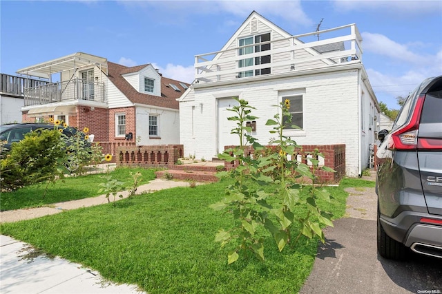 view of front facade with a front lawn