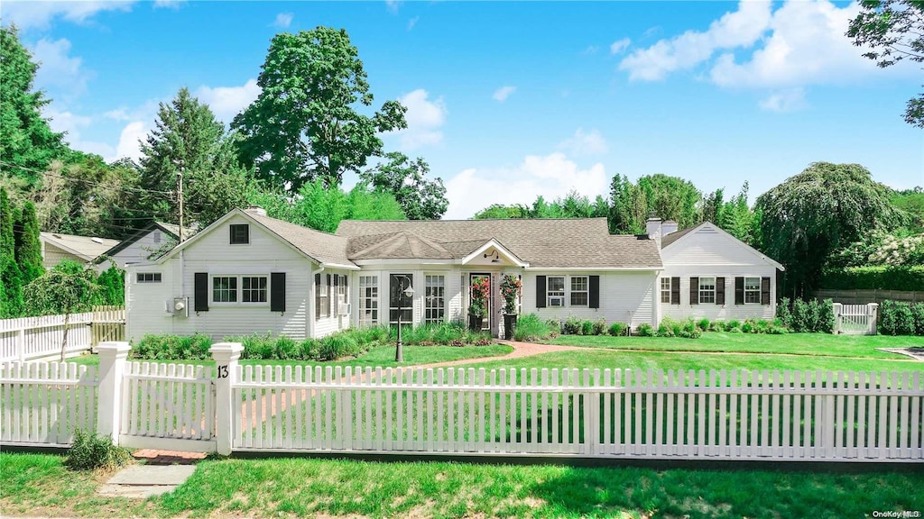 single story home with a front lawn