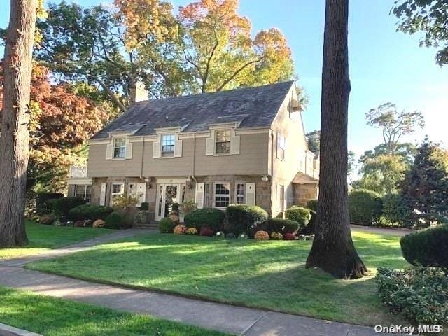 view of front of property featuring a front yard