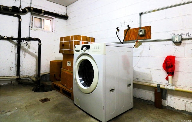 washroom with washer / clothes dryer