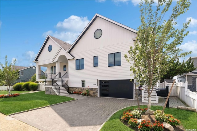 view of front of property featuring a front yard and a garage