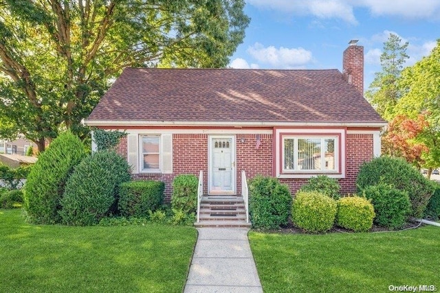 view of front facade with a front lawn