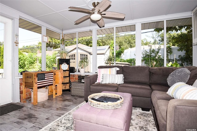 sunroom with ceiling fan