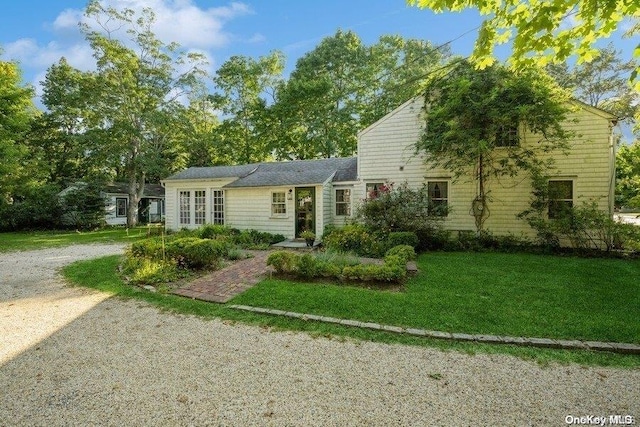 view of front facade featuring a front yard