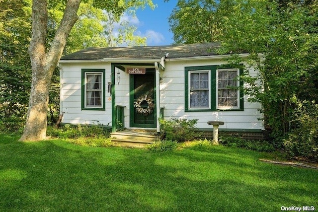 view of front of property featuring a front lawn