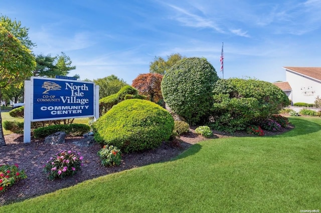 community sign featuring a yard