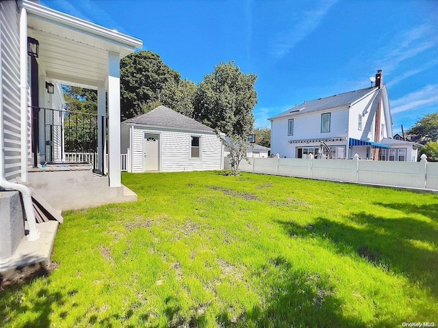 view of yard featuring an outdoor structure